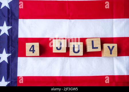 Text vom 4. Juli über den Hintergrund der Flagge der Vereinigten Staaten von Amerika. USA Unabhängigkeitsfeiertag und Festungskonzepte Stockfoto