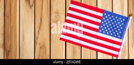 Flagge der Vereinigten Staaten von Amerika auf Holztisch Hintergrund. US-Feiertag der Veteranen, Memorial, Unabhängigkeit (4. Juli) und Labor Day Konzept Stockfoto