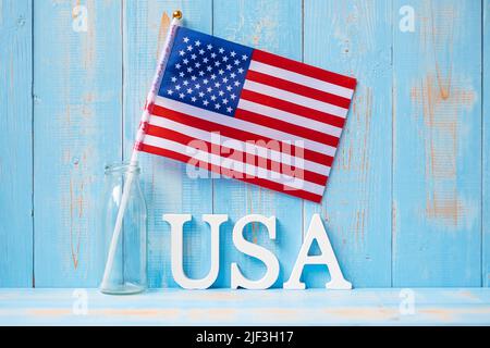 USA Text und US Flagge auf Holztafel Hintergrund. Konzept der Veteranen, Memorial, Unabhängigkeit (4. Juli) und Labor Day Stockfoto