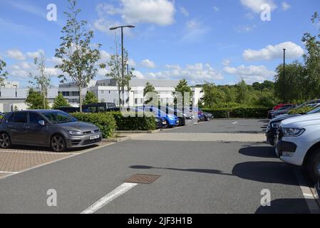 Tunbridge Wells Hospital, Pembury, in der Nähe von Royal Tunbridge Wells, Kent, Großbritannien. Teil des Maidstone and Tunbridge Wells NHS Trust - Besucherparkplatz Stockfoto