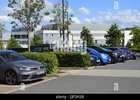 Tunbridge Wells Hospital, Pembury, in der Nähe von Royal Tunbridge Wells, Kent, Großbritannien. Teil des Maidstone and Tunbridge Wells NHS Trust - Besucherparkplatz Stockfoto