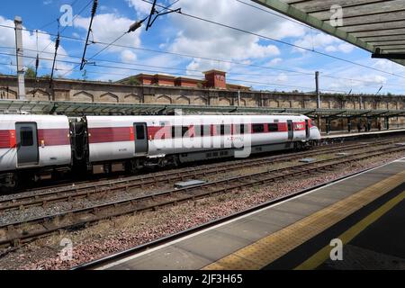 LNER Azuma Zug steht am Bahnsteig 4 am Bahnhof Carlisle Zitadelle. Stockfoto