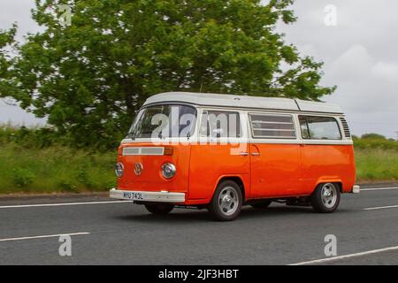 1972 70s 70er Jahre weiß-orange VW Volkswagen Motor Caravan 1994cc; VW Volkswagen Motorhäuser, Pop-Top-Caddy, Transporter, Wohnwagen, kombi, Wohnmobil, Umbau von Wohnmobilen, Vee Dub, Umbauten, Mikrobus, Bus, Camper, fahrende VW-Vans, in Bewegung Stockfoto