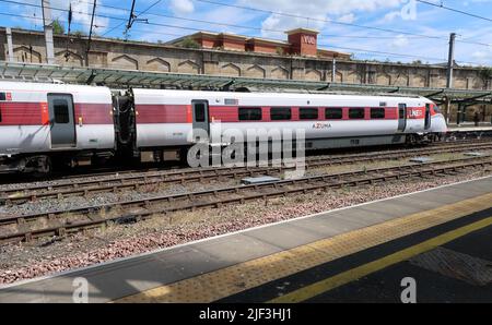 LNER Azuma Zug steht am Bahnsteig 4 am Bahnhof Carlisle Zitadelle. Stockfoto