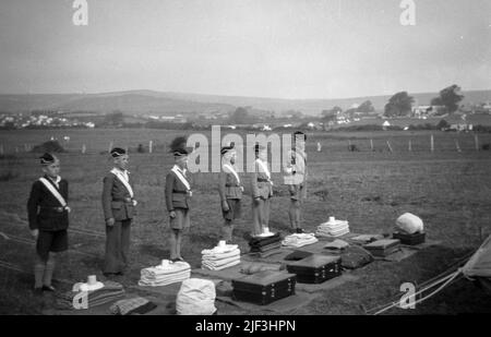 Ende 1930s, historisch, Boys Brigade, Kit Inspektion für die Jugendlichen im Lager, Newbury, Berks, England, Großbritannien. Drei Jahre nach der Gründung der Brigade 1883 in Glasgow durch Sir William Alexander Smith wurde das Camping bald zu einer der beliebtesten Freizeitaktivitäten der Jugendbewegung. Stockfoto