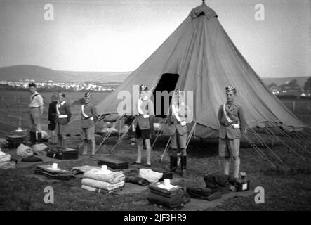 Ende 1930s, historisch, Boys Brigade, Kit Inspektion für die Jugendlichen im Lager, Newbury, Berks, England, Großbritannien. Drei Jahre nach der Gründung der Brigade 1883 in Glasgow durch Sir William Alexander Smith wurde das Camping bald zu einer der beliebtesten Freizeitaktivitäten der Jugendbewegung. Stockfoto