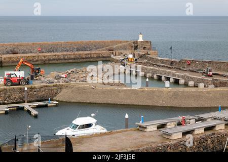 28. Juni 2022. Banff Harbour, Aberdeenshire, Schottland. Hier finden die Reparaturarbeiten an einer der äußeren Anlegestellen am Banff Harbour statt. Stockfoto