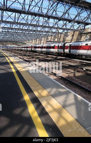 LNER Azuma-Zug, der am Bahnsteig 4 unter dem Dach des Zugsschuppens am Bahnhof der Zitadelle von Carlisle steht. Stockfoto