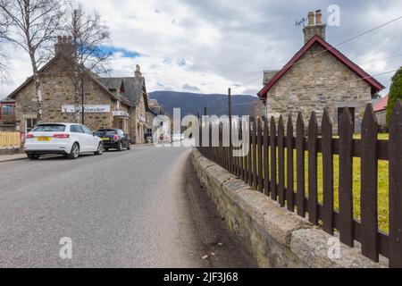 Ein Zaun, der den Weg entlang der Mar Road nach Braemar, Aberdeenshire, Schottland, führt. März 2022 Stockfoto