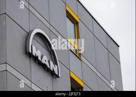 Nürnberg, Deutschland. 29.. Juni 2022. An der Außenfassade eines Gebäudes ist das Logo des bayerischen Nutzfahrzeugherstellers MAN angebracht. BIS 2025 BAUT MAN am Standort Nürnberg ein neues Werk für Lkw-Batterien. Quelle: Daniel Vogl/dpa/Alamy Live News Stockfoto
