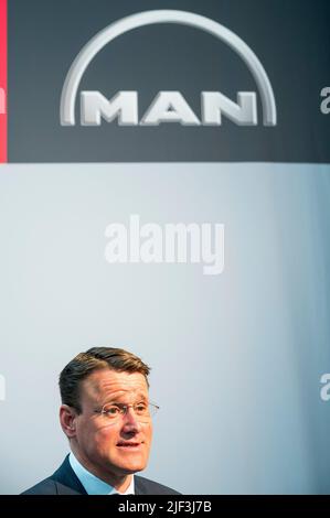 Nürnberg, Deutschland. 29.. Juni 2022. Alexander Vlaskamp, CEO von MAN, spricht vor dem Logo des Nutzfahrzeugherstellers. BIS 2025 BAUT MAN am Standort Nürnberg ein neues Werk für Lkw-Batterien. Quelle: Daniel Vogl/dpa/Alamy Live News Stockfoto