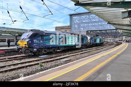 DRS-Lokomotiven der Baureihe 68 Nr. 68008 Avenger und 68009 Titan stehen in der Mittellinie am Bahnhof Citadel Carlisle. Stockfoto