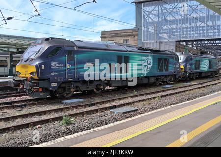 DRS-Lokomotiven der Baureihe 68 Nr. 68008 Avenger und 68009 Titan stehen in der Mittellinie am Bahnhof Citadel Carlisle. Stockfoto