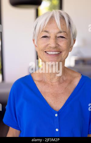 Nahaufnahme eines fröhlichen asiatischen Senioren mit kurzen Haaren im Pflegeheim an der Wand Stockfoto