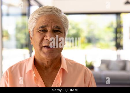Nahaufnahme eines lächelnden Senioren aus der Birazialzeit an Fenstern im Pflegeheim Stockfoto