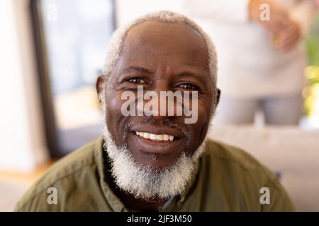 Nahaufnahme eines lächelnden bärtigen afroamerikanischen Senioren im Pflegeheim Stockfoto