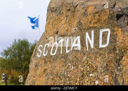 Großer Grenzstein aus Granit mit dem Wort Schottland. An der Grenze zwischen England und Schottland an der Carter Bar in den Scottish Borders. VEREINIGTES KÖNIGREICH Stockfoto