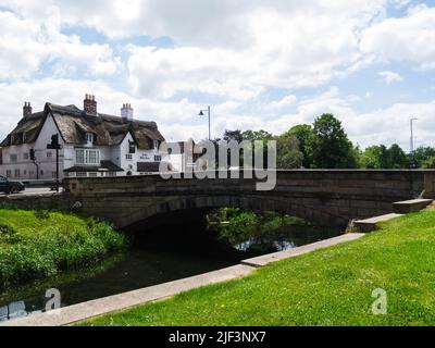 Steinstraße Brücke über den Fluss Welland Churchgate Spalding Lincolnshire England Großbritannien mit Strohhäutchen Ye Olde White Horse Inn im Hintergrund gebaut in 1553 Stockfoto