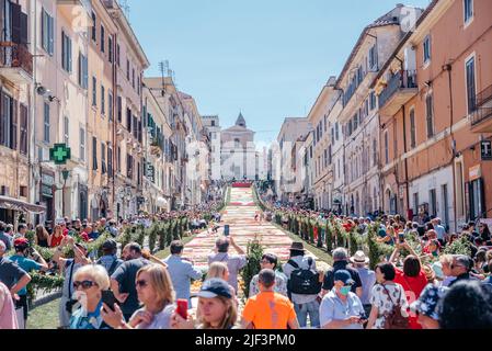 GENZANO, ITALIEN - 19. JUNI: Blumenfest die Infiorata di Genzano am 18. Juni 2022 in Genzano, Italien, der prächtige blumige Teppich aus Blütenblättern Stockfoto