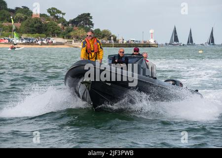 Ein schwarzes RIB oder starres Aufblasbares Boot eines von vielen zusätzlichen Wasserfahrzeugen, das das jährliche Round the Island Race des Isle of Wight Sailing Club in Sou unterstützt Stockfoto