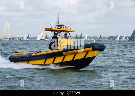 Die Hafenpatrouille der Cowes Harbour Commission Yellow RIB kehrt von der Überwachung des Starts des Round the Island Race des Isle of Wight Sailing Club zurück Stockfoto