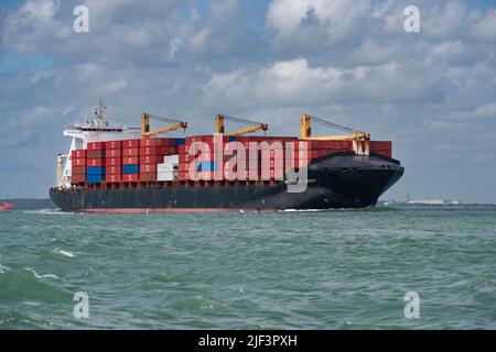 Container Ship Independent Quest segelt östlich entlang der Solent in Südengland Stockfoto