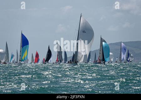 Eine wahre Armada von Segelyachten, die beim jährlichen Round the Island Race des Isle of Wight Sailing Club gegeneinander antreten Stockfoto