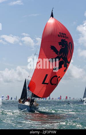 Die Beneteau First Racing Yacht des Londoner Corinthian Sailing Club hat die Spinnaker beim Round the Island Race in Bembridge Stockfoto