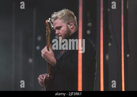 Joe Newman von der Band Alt-j spielt auf der Bühne des Popaganda Festivals in Stockholm. Stockfoto