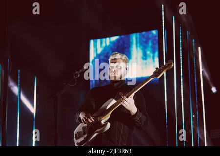 Joe Newman von der Band Alt-j spielt auf der Bühne des Popaganda Festivals in Stockholm. Stockfoto