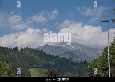 Blick auf die St. Gotthard in der Schweiz, blauer dramatischer Wolkenhimmel Stockfoto