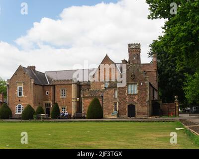 Ayscoughfee Hall erbaut im Jahr 1420 von Richard Aylwin Wollhändler Spalding Lincolnshire England Großbritannien jetzt ein Museum mit freiem Eintritt Gärten offen für die pu Stockfoto