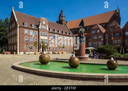 Deutschland, Coesfeld, Berkel, Baumberge, Münsterland, Westfalen, Nordrhein-Westfalen, NRW, Marktplatz, Marktbrunnen, Wasserbecken, Rathaus, evangelische Pfarrkirche, ehemalige Jesuitenkirche St. Ignatius des Kollegs, Kirche des Nepomucenum-Gymnasiums, Backsteingebäude Stockfoto