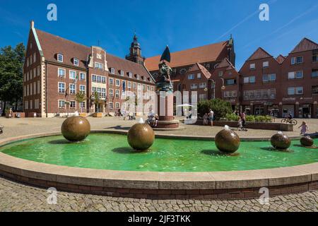 Deutschland, Coesfeld, Berkel, Baumberge, Münsterland, Westfalen, Nordrhein-Westfalen, NRW, Marktplatz, Marktbrunnen, Wasserbecken, Rathaus, evangelische Pfarrkirche, ehemalige Jesuitenkirche St. Ignatius des Kollegs, Kirche des Nepomucenum-Gymnasiums, Backsteingebäude Stockfoto