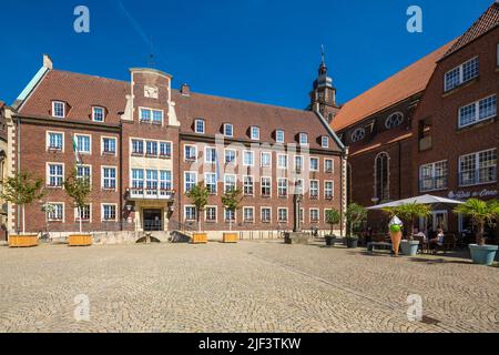 Deutschland, Coesfeld, Berkel, Baumberge, Münsterland, Westfalen, Nordrhein-Westfalen, NRW, Marktplatz, Rathaus und evangelische Pfarrkirche, ehemalige Jesuitenkirche St. Ignatius des Kollegs, Kirche des Nepomucenum-Gymnasiums Stockfoto