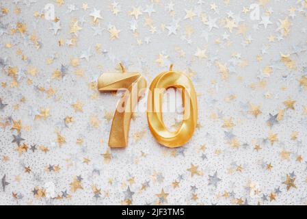 Nummer 70 siebzig goldene Feier Geburtstagskerze auf festlichen Hintergrund. Siebzig Jahre Geburtstag. Konzept der Feier Geburtstag, Jubiläum, wichtiges Datum, Feiertag Stockfoto