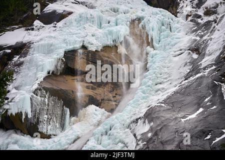Eisige Wasserfallmauer. Shannon Falls Spray und Eis im Winter. Das Hotel liegt in der Nähe von Squamish nördlich von Vancouver. British Columbia, Kanada. Stockfoto
