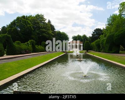 Spalding war Memorial ist ein vom Architekten Sir entworfenes Denkmal für den Ersten Weltkrieg in den Gärten der Ayscoughfee Hall in Spalding, Lincolnshire, England Stockfoto