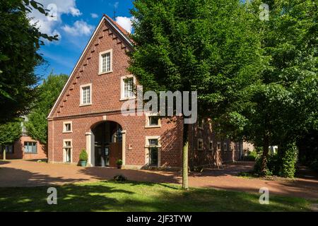 Deutschland, Coesfeld, Coesfeld-Lette, Buchstabe Berg, Berkel, Baumberge, Münsterland, Westfalen, Nordrhein-Westfalen, NRW, Glasmuseum Lette, Glasdepot Hoeltingshof, Ausstellungsgebäude Stockfoto