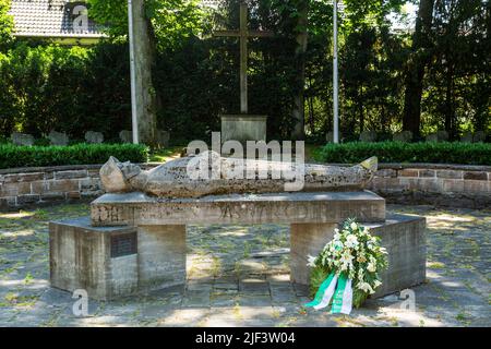 Deutschland, Coesfeld, Berkel, Baumberge, Münsterland, Westfalen, Nordrhein-Westfalen, NRW, Kriegsdenkmal zu Ehren der Kriegstoten im Ersten Weltkrieg, Steinskulptur Dead Soldier von Joseph Enseling Stockfoto