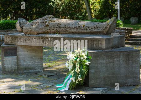 Deutschland, Coesfeld, Berkel, Baumberge, Münsterland, Westfalen, Nordrhein-Westfalen, NRW, Kriegsdenkmal zu Ehren der Kriegstoten im Ersten Weltkrieg, Steinskulptur Dead Soldier von Joseph Enseling Stockfoto