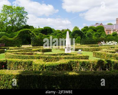 Formelle Gärten der Ayscoughfee Hall Spalding Lincolnshire England UK mit verschiedenen Gedenktafeln und Obelisken, die der Öffentlichkeit zugänglich sind Stockfoto