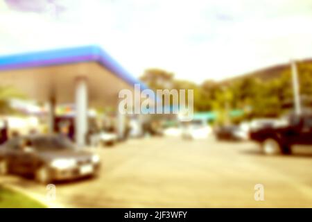 Verschwommener Hintergrund der Tankstelle mit Vintage-Ton. Hintergrund für den Einsatz Stockfoto