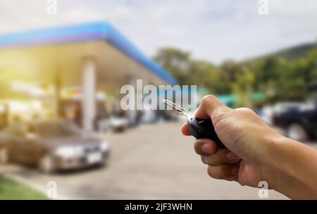 Männer Handdrücken auf die Fernbedienung Auto Alarmanlagen Mit Sonnenlicht Stockfoto