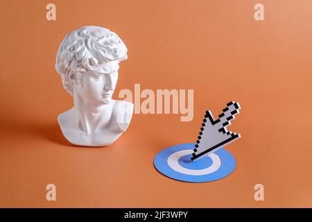 Skulpturkopf und Büste von Michelangelos David zusammen mit modernen Internet- und Web-Technologien Pixel Pointer Cursor und Ziel. Minimale verdampfungswelle Stockfoto