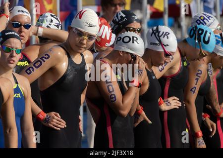 Budapest, Ungarn. 29.. Juni 2022. Xin Xin (4. L) aus China bereitet sich auf die FINA-Weltmeisterschaft 19. in Budapest, Ungarn, am 29. Juni 2022 vor dem Open Water der Frauen 10km vor. Quelle: Attila Volgyi/Xinhua/Alamy Live News Stockfoto