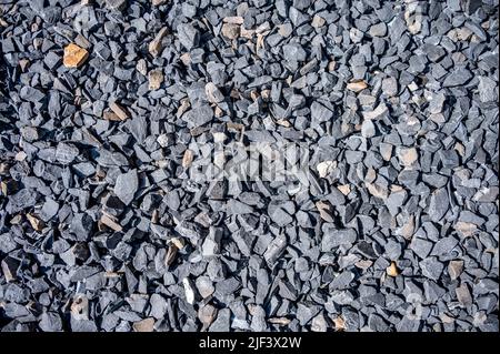 Black rundle Stone Gardening Rock - ein beliebter Gartenfelsen, der seinen Ursprung in den kanadischen rockies hat. Stockfoto
