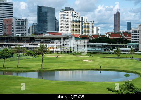 Der Royal Bangkok Sports Club (RBSC) Golfplatz in Pathumwan, im Zentrum von Bangkok, Thailand. Horizontale Aufnahme Stockfoto