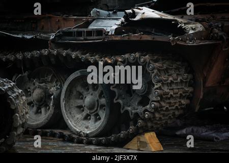 Das Detail des Schadens des russischen Panzers ist in der Nähe des Königsschlosses in Warschau, Polen, am 28. Juni 2022 zu sehen. Zwei zerstörte Panzer der russischen Armee sind auf dem Display o Stockfoto