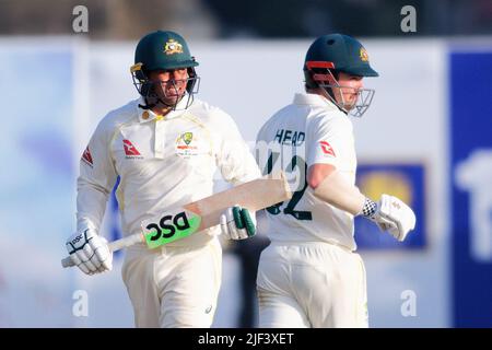 Galle, Sri Lanka. 29.. Juni 2022. Der australische Usman Khawaja (L) und sein Teamkollege Travis Head (L) laufen am 29.. Juni 2022 im Galle International Cricket Stadium in Galle zwischen den Wickets während des 1.-tägigen Test-Cricket-Spiels 1. zwischen Sri Lanka und Australien. Viraj Kothalwala/Alamy Live News Stockfoto